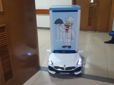 Thừa Thiên - Huế: Cận cảnh robot mang thức ăn cho bệnh nhân nghi nhiễm Covid-19